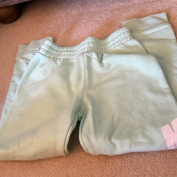 Nike Pastel Green sweatsuit with white Logo - Picture 7 of 8